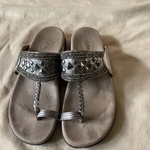 Taos Women Genie Thong Pewter Embellished Stud Comfort Sandals Silver Shoe sz 8